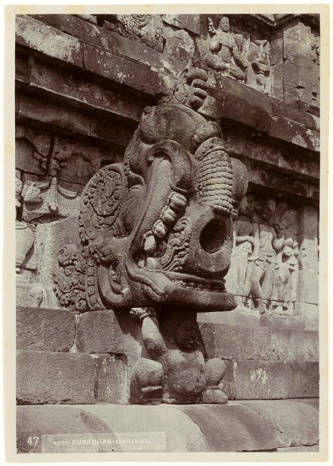 KITLV - 28606 - Kurkdjian - Soerabaja - Gargoyle at the Borobudur temple - circa 1912