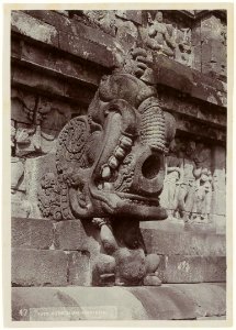 KITLV - 28606 - Kurkdjian - Soerabaja - Gargoyle at the Borobudur temple - circa 1912