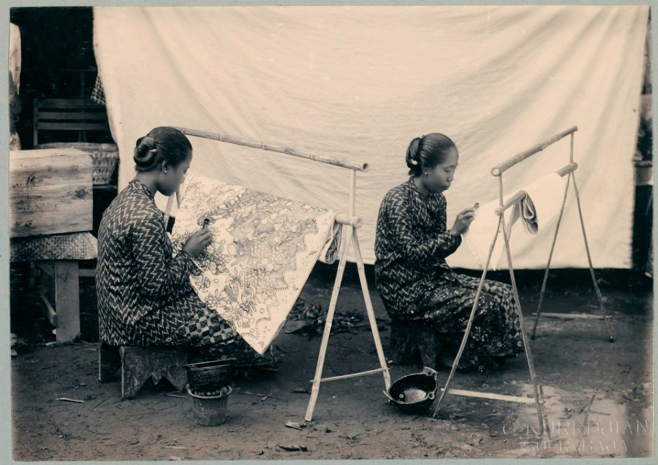 KITLV - 10851 - Kurkdjian - Soerabaja - Javanese female batik craft workers on the pasar malam in Surabaya - 1905-1906