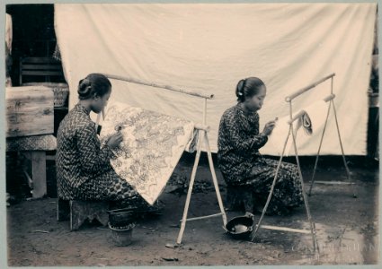 KITLV - 10851 - Kurkdjian - Soerabaja - Javanese female batik craft workers on the pasar malam in Surabaya - 1905-1906