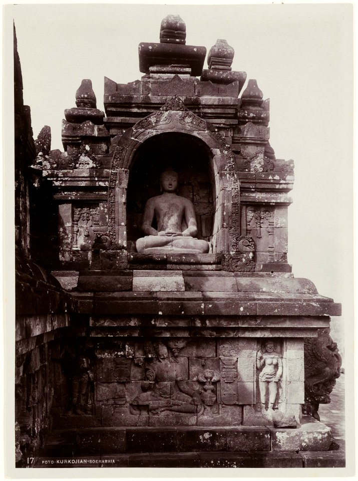 KITLV - 28610 - Kurkdjian - Soerabaja - Buddha statue in a niche at the Borobudur - circa 1912