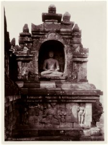 KITLV - 28610 - Kurkdjian - Soerabaja - Buddha statue in a niche at the Borobudur - circa 1912