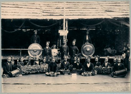 KITLV - 10855 - Kurkdjian - Soerabaja - Balinese gamelan at the pasar malam in Surabaya - 1905-1906