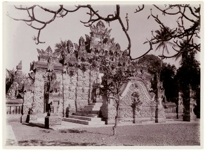 KITLV - 28618 - Kurkdjian, N.V. Photografisch Atelier O. - Soerabaja - Temple at Sangsit near Singaradja - circa 1912