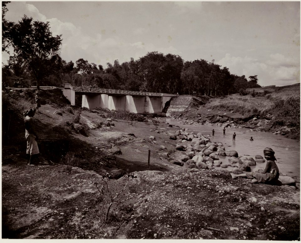 KITLV - 28638 - Kurkdjian - Soerabaja - Bridge over a river in Java - circa 1912