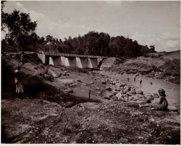 KITLV - 28638 - Kurkdjian - Soerabaja - Bridge over a river in Java - circa 1912