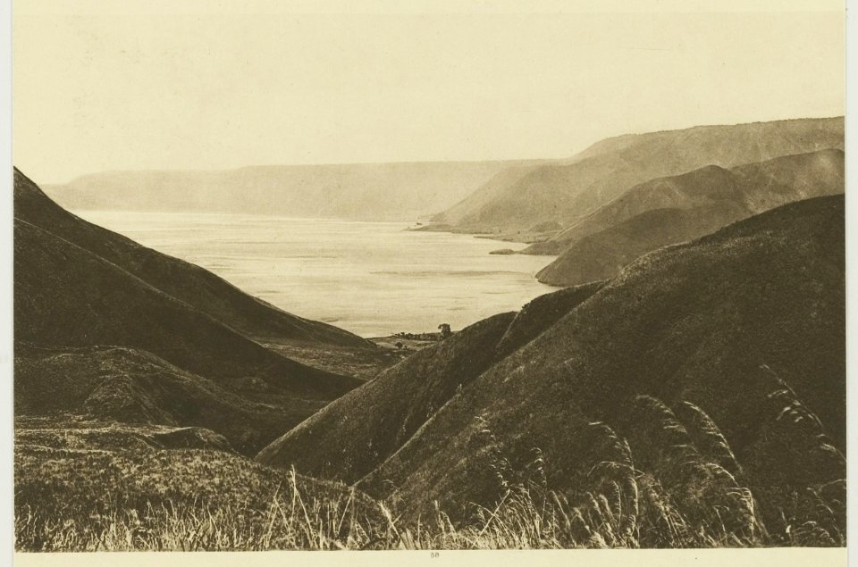 KITLV - 26895 - Kleingrothe, C.J. - Medan - Lake Toba seen from Tongging - circa 1905