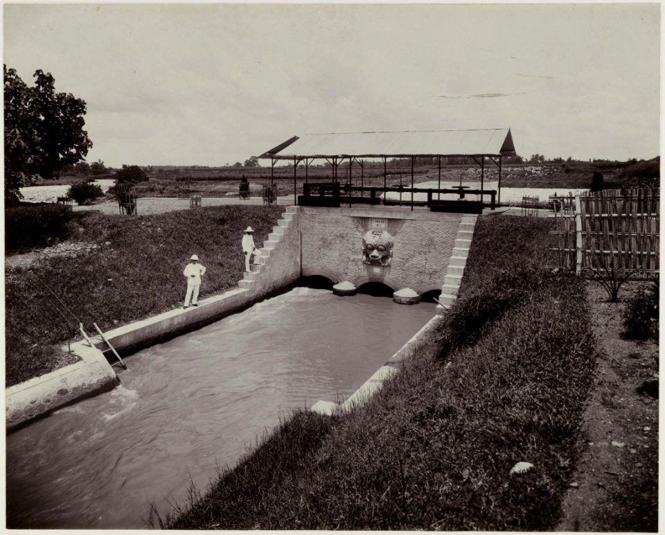 KITLV - 28642 - Kurkdjian, N.V. Photografisch Atelier O. - Soerabaja - Water Work at Candilima, Java - circa 1912