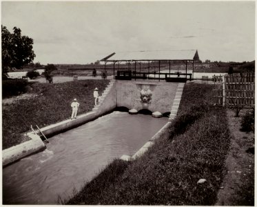 KITLV - 28642 - Kurkdjian, N.V. Photografisch Atelier O. - Soerabaja - Water Work at Candilima, Java - circa 1912