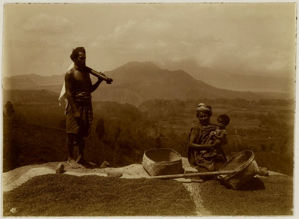 KITLV - 28734 - Kurkdjian, N.V. Photografisch Atelier O. - Soerabaja - Balinese family. In front of them there are straw mats with coffee beans on the ground - circa 1915