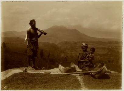 KITLV - 28734 - Kurkdjian, N.V. Photografisch Atelier O. - Soerabaja - Balinese family. In front of them there are straw mats with coffee beans on the ground - circa 1915