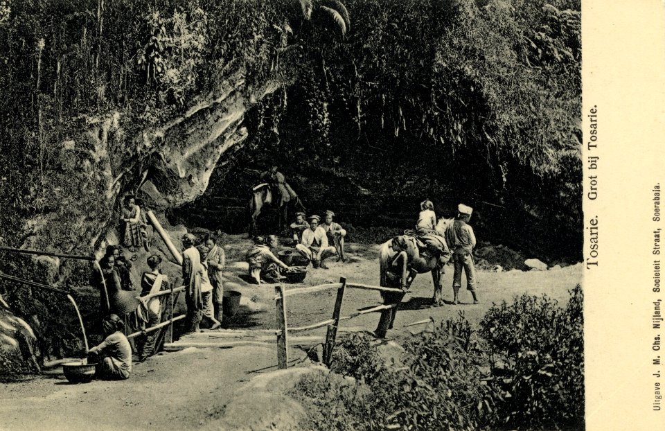 KITLV - 1405807 - Kurkdjian, Ohannes - Tosarie. Cave near Tosarie, Java. - 1890-1910