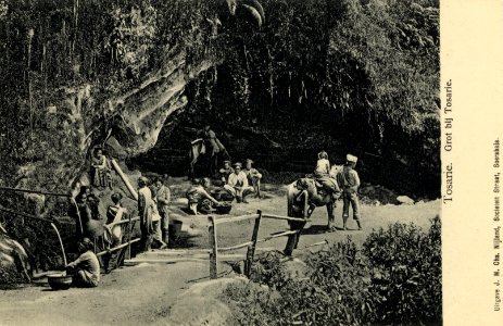 KITLV - 1405807 - Kurkdjian, Ohannes - Tosarie. Cave near Tosarie, Java. - 1890-1910