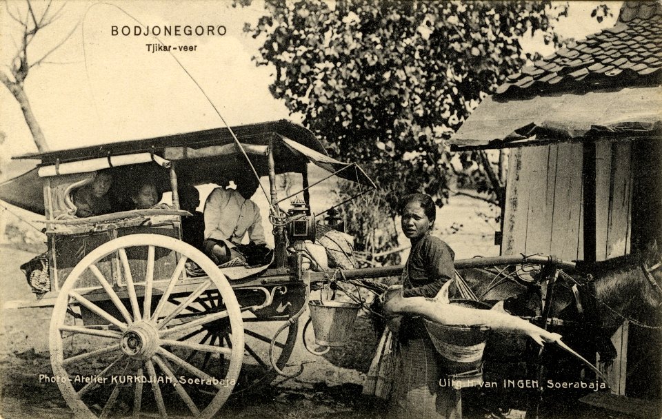 KITLV - 1406040 - Kurkdjian, Photo-Atelier - Soerabaja - Ferry at Bodjonegoro Cikar - 1900-1920