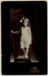 KITLV - 28995 - Kurkdjian, N.V. Photografisch Atelier O. - Soerabaja - European girl standing on a chair in the studio of O. Kurkdjian, Surabaya - circa 1900