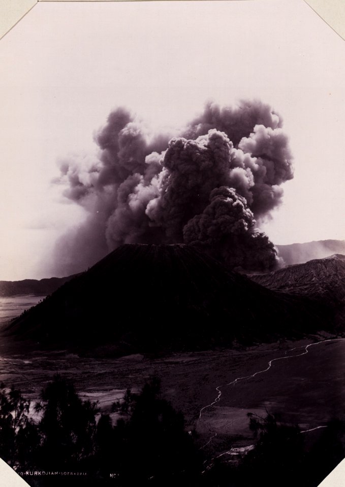 KITLV - 142936 - Kurkdjian, N.V. Photografisch Atelier - Soerabaia-Java - Sand Sea (Lautan pasir) and Gunung Batok near Gunung Bromo in the Tengger Mountains in East Java - circa 1915