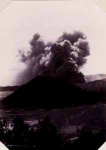KITLV - 142936 - Kurkdjian, N.V. Photografisch Atelier - Soerabaia-Java - Sand Sea (Lautan pasir) and Gunung Batok near Gunung Bromo in the Tengger Mountains in East Java - circa 1915