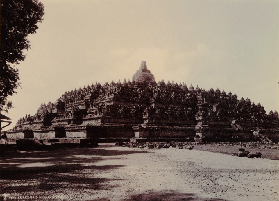 KITLV - 110408 - Kurkdjian - Soerabaia - Borobudur in Magelang - circa 1925