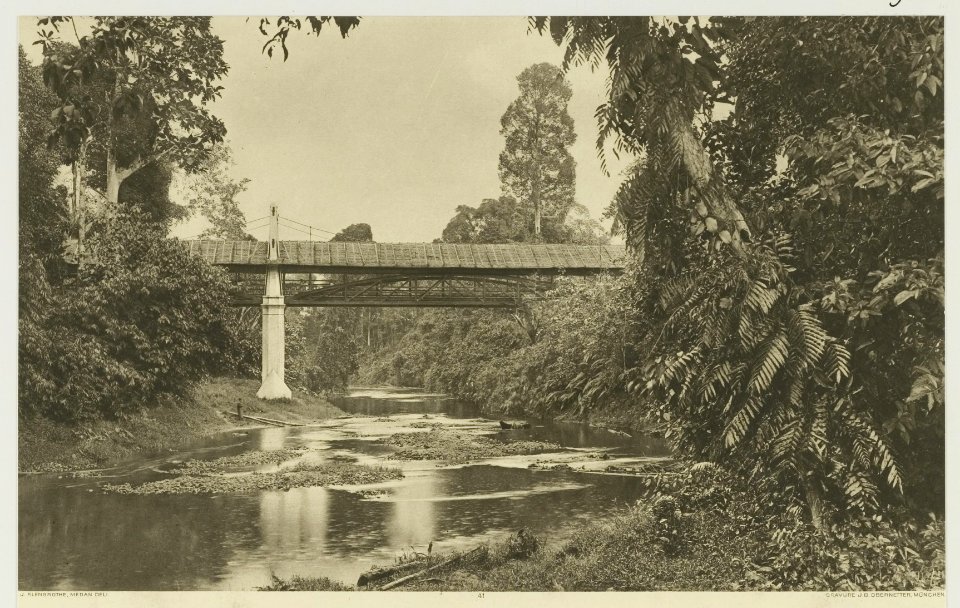 KITLV - 26923 - Kleingrothe, C.J. - Medan - Covered bridge over Sungai Gerpa, East Coast of Sumatra - circa 1905