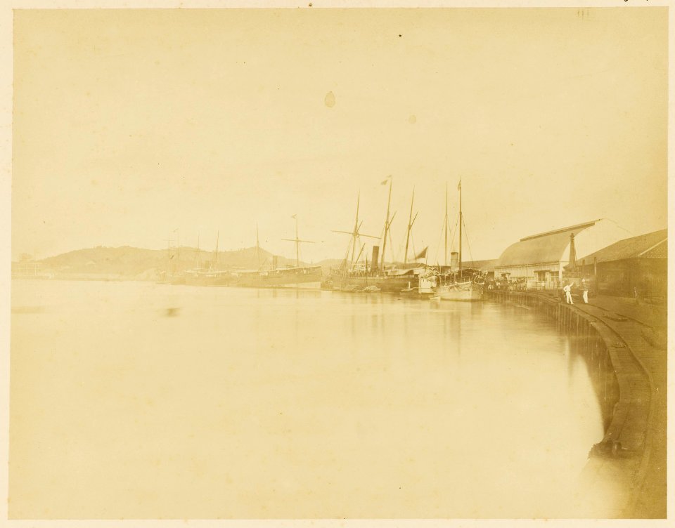 KITLV - 29171 - Ships at the coal piers in Singapore - 1860