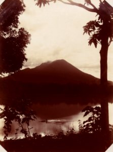 KITLV - 142969 - Kurkdjian, N.V. Photografisch Atelier - Soerabaia-Java - Lake Klakah, in the background Mount Lamongan - circa 1915 photo