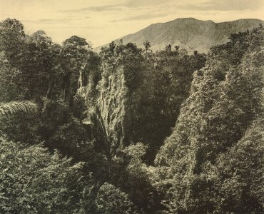 KITLV - 151094 - Demmeni, J. - Karbouwengat (Ngarai Sianok, Kota Bukittinggi) at Fort de Kock - circa 1910