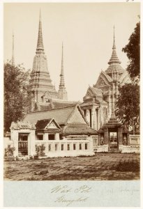 KITLV - 29195 - Lambert & Co., G.R. - Singapore - Wat Pho Buddhist temple complex in Bangkok (Wat Phra Chetuphon Vimolmangklararm Rajwaramahaviharn) - circa 1897 photo