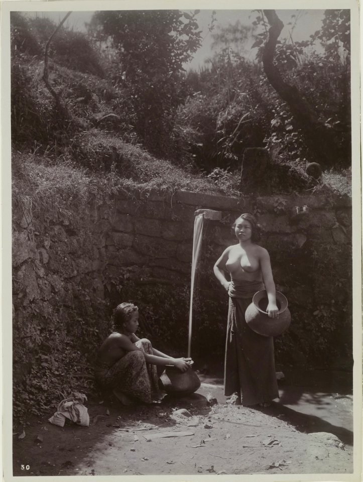 KITLV - 26969 - Kurkdjian, N.V. Photografisch Atelier O. - Soerabaja - Two Balinese women obtaining water - circa 1900