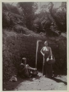 KITLV - 26969 - Kurkdjian, N.V. Photografisch Atelier O. - Soerabaja - Two Balinese women obtaining water - circa 1900