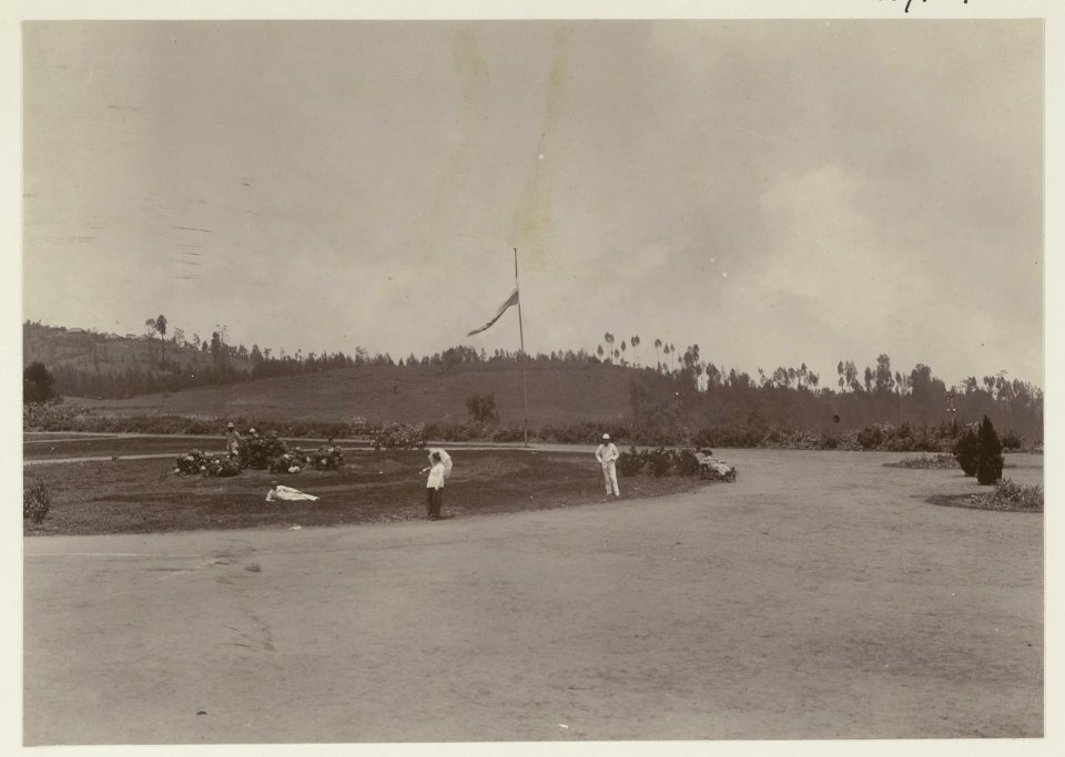 KITLV - 27010 - Kurkdjian, Ohannes - Soerabaja - Square in front of Hotel Tengger, Tosari, East Java - circa 1900