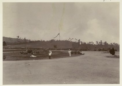 KITLV - 27010 - Kurkdjian, Ohannes - Soerabaja - Square in front of Hotel Tengger, Tosari, East Java - circa 1900