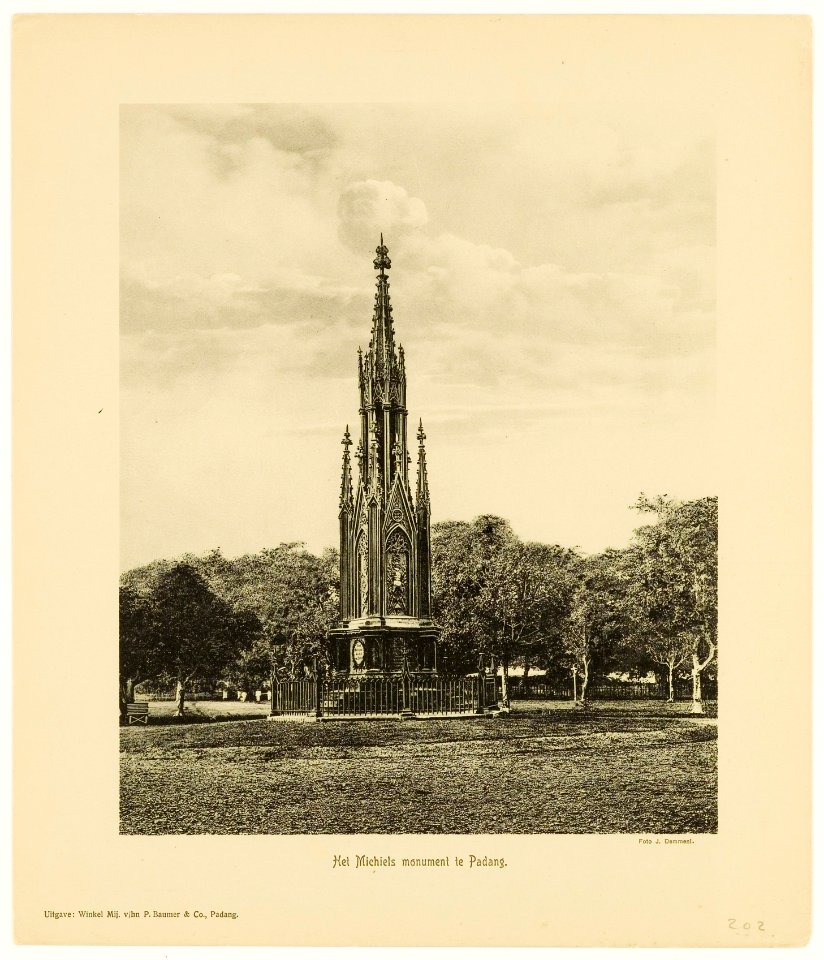 KITLV - 29350 - Demmeni, J. - Michiels Monument at Padang - circa 1910