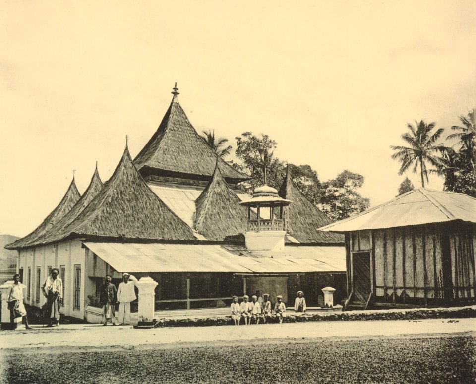 KITLV - 151102 - Demmeni, J. - Mosque at Kota Gedang near Fort de Kock (Bukittinggi) - circa 1910