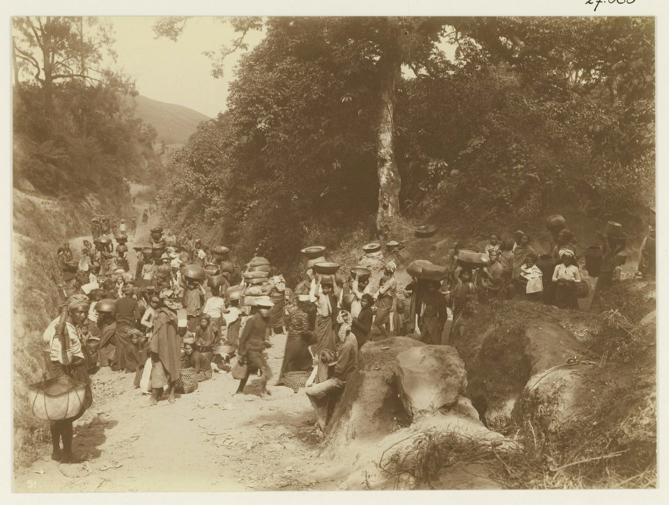 KITLV - 27585 - Kurkdjian, Ohannes - Soerabaja - People on their way to the pasar (bazaar), Sumatra - circa 1900