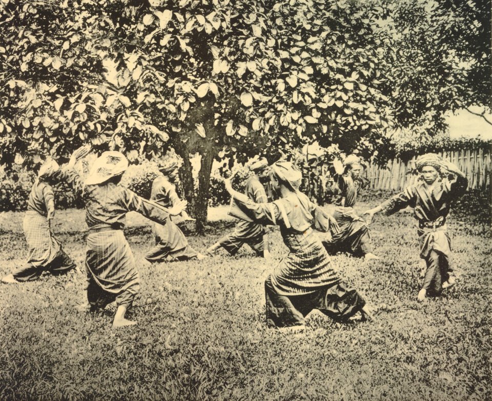 KITLV - 151106 - Demmeni, J. - Martial arts, probably randai, on Sumatra's west coast - circa 1910