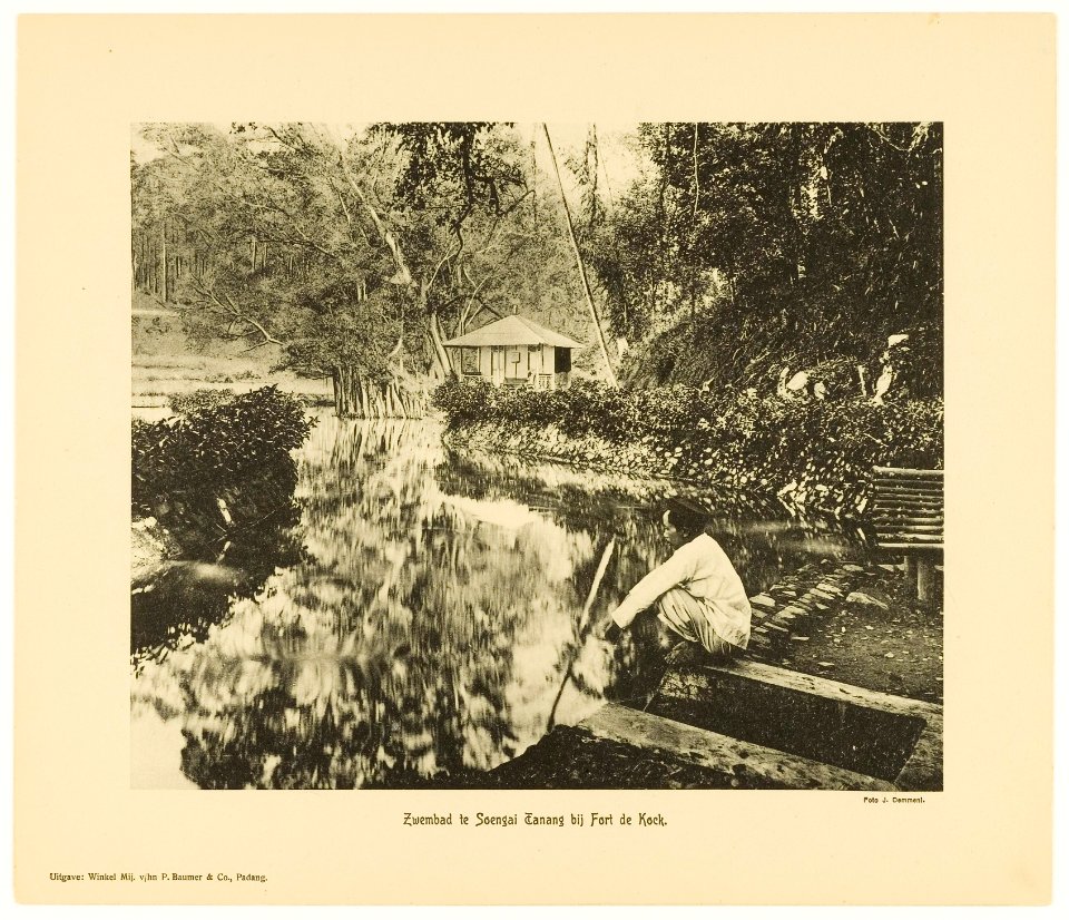 KITLV - 29358 - Demmeni, J. - Swimming pool in Sungaitanang at Fort de Kock (Bukittinggi) - circa 1910