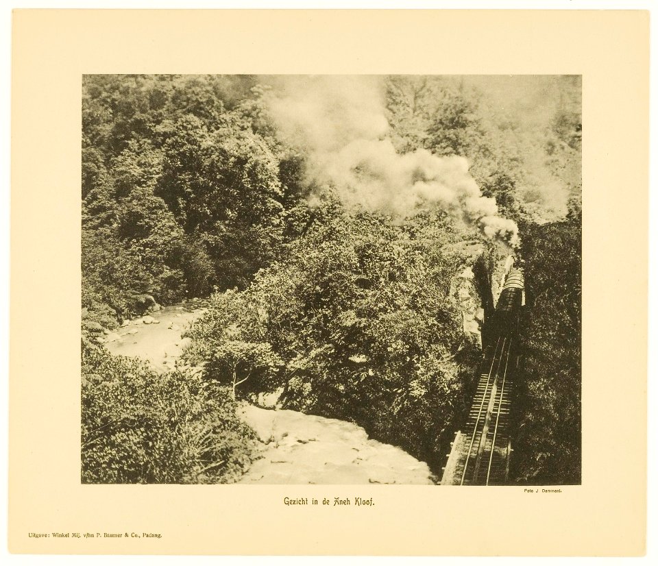 KITLV - 29362 - Demmeni, J. - The Anai Gorge, west coast of Sumatra, with at the right the cog railway - circa 1910