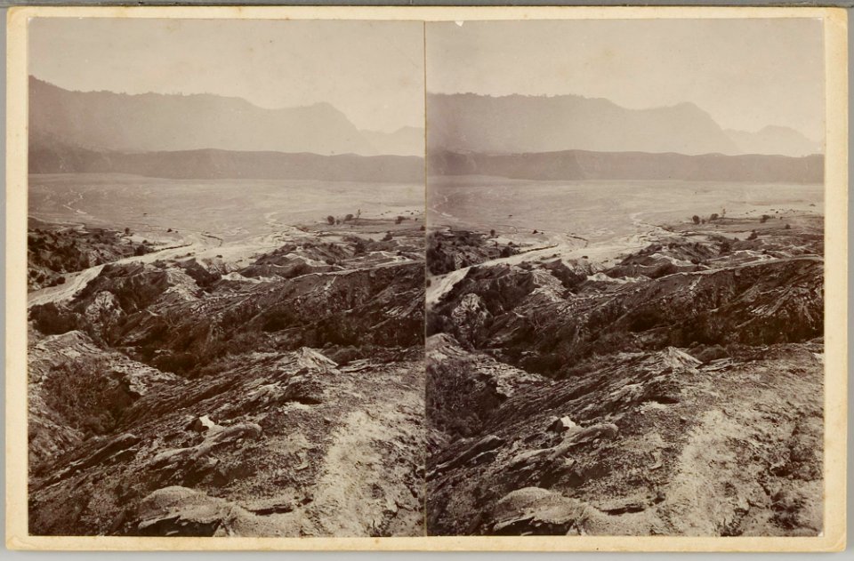KITLV - 28600 - Kurkdjian, Ohannes - Soerabaja - Sand Sea (Lautan pasir) as seen from the slopes of Mountain Bromo - circa 1900