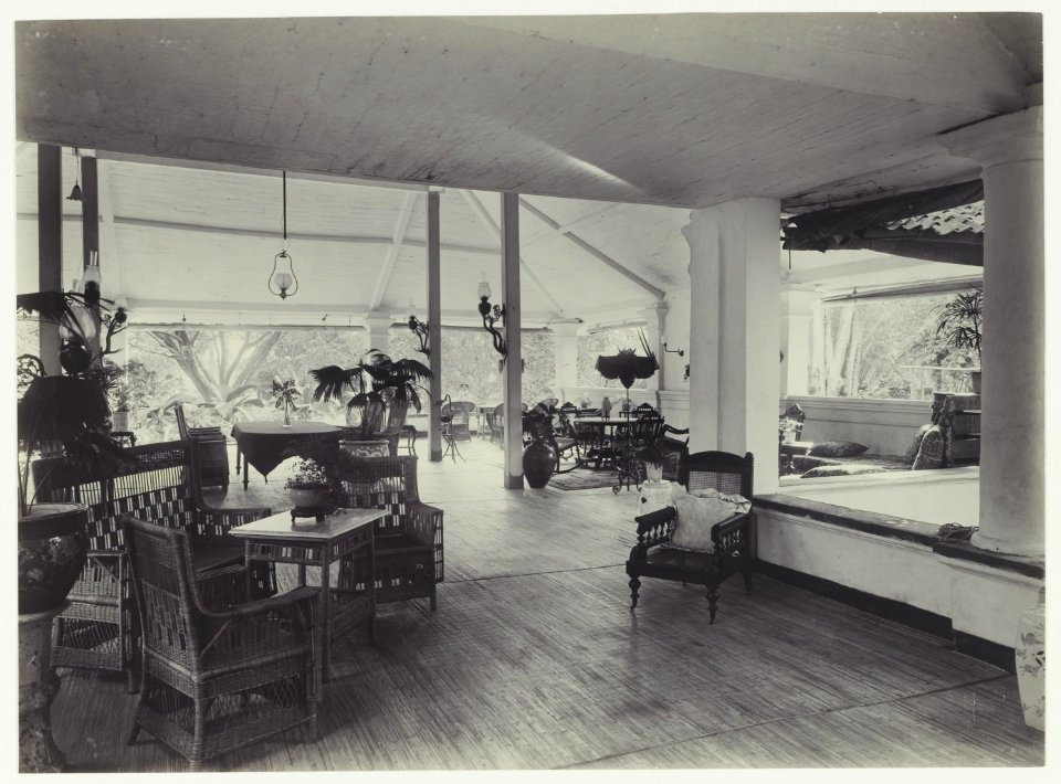 KITLV - 2955 - Kurkdjian - Soerabaja - Porch of the house of Mr. A. Paets tot Gansoyen in Sawahan, Surabaya - 1909