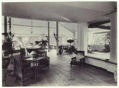 KITLV - 2955 - Kurkdjian - Soerabaja - Porch of the house of Mr. A. Paets tot Gansoyen in Sawahan, Surabaya - 1909
