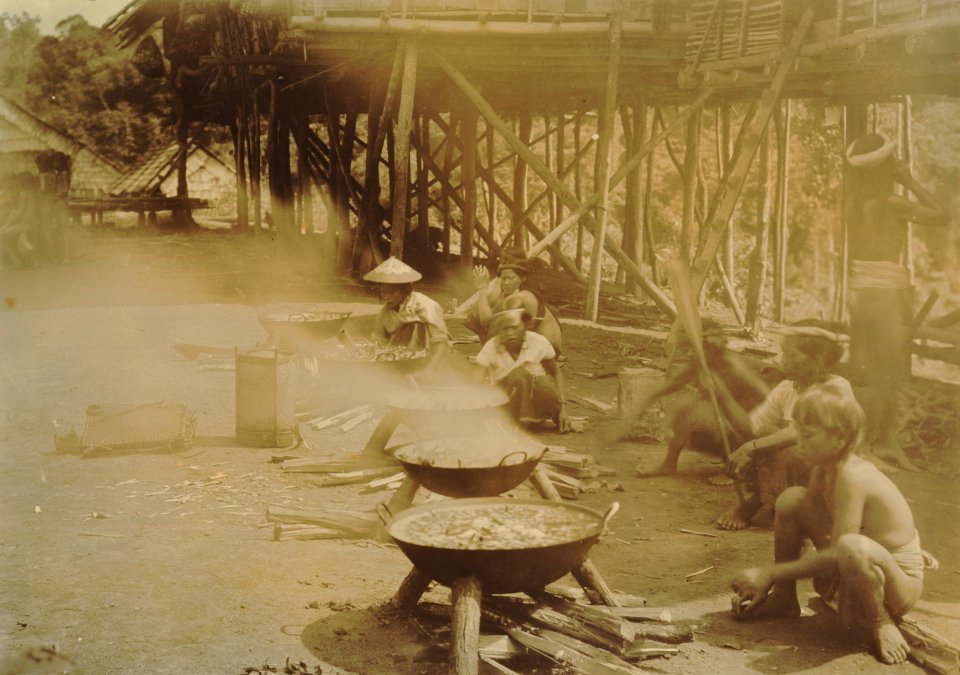 KITLV - 152203 - Demmeni, J. - Cooking the meal for the big parties in the building of the great house of Kwing Irang, head of Kayan on the Upper Mahakam, Central Borneo. - 1898-1900