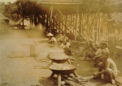 KITLV - 152203 - Demmeni, J. - Cooking the meal for the big parties in the building of the great house of Kwing Irang, head of Kayan on the Upper Mahakam, Central Borneo. - 1898-1900