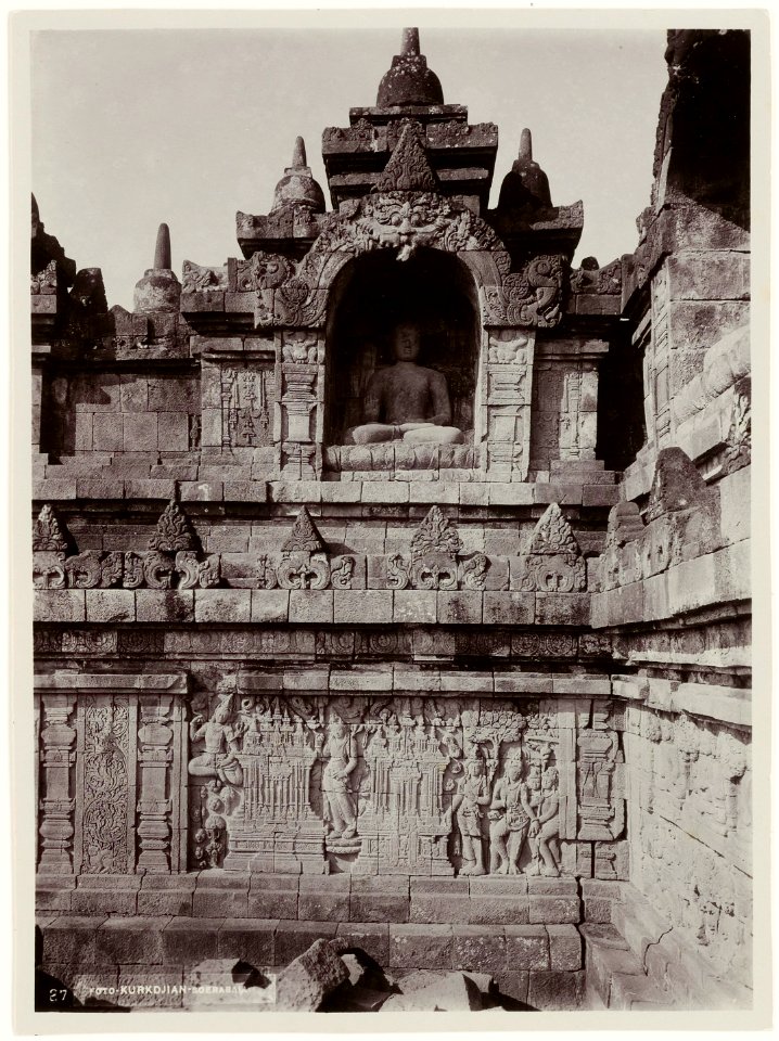KITLV - 28612 - Kurkdjian - Soerabaja - Buddha statue in a niche and a relief at Borobudur - circa 1912