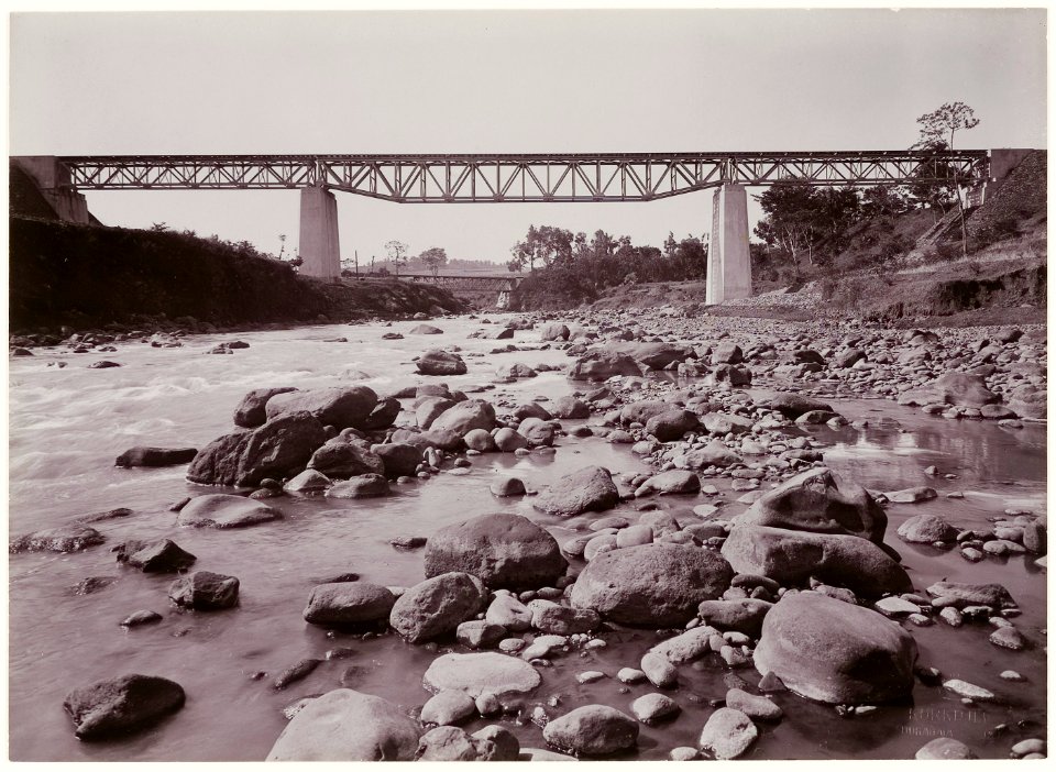 KITLV - 28616 - Kurkdjian - Soerabaja - Two bridges. In the foreground a railway bridge over a river in Java - circa 1912