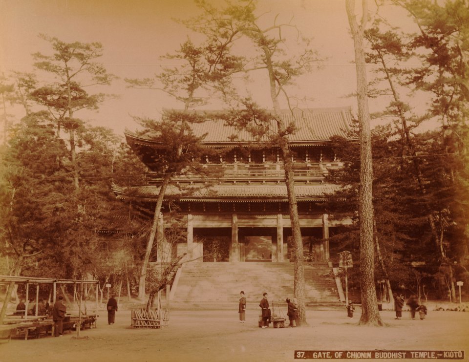 KITLV - 110663 - Kusakabe, Kimbei - Entrance to the Chionin (Chion-in) temple in Kyoto in Japan - circa 1890
