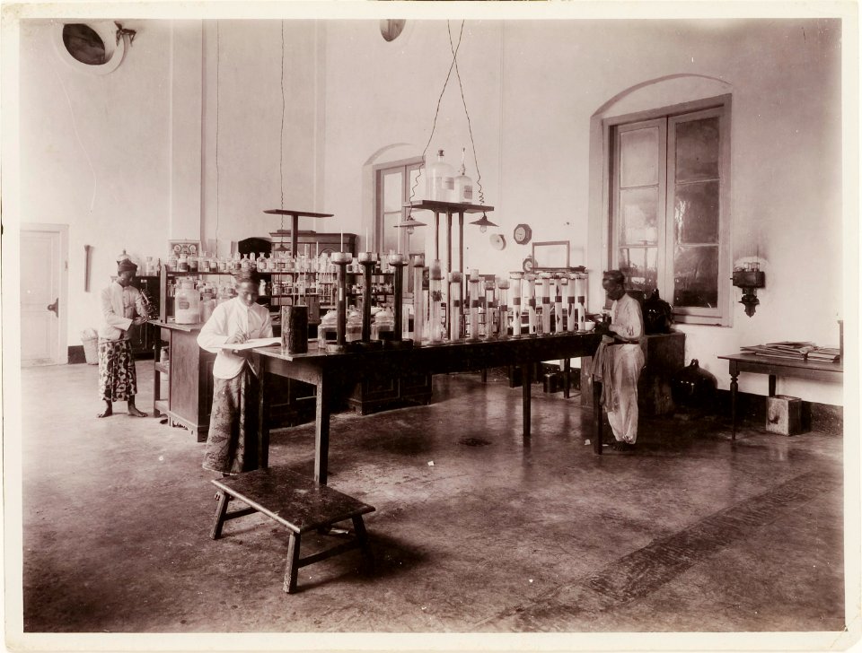 KITLV - 30193 - Kurkdjian, N.V. Photografisch Atelier - Soerabaja - Sugar company in East Java - 1921