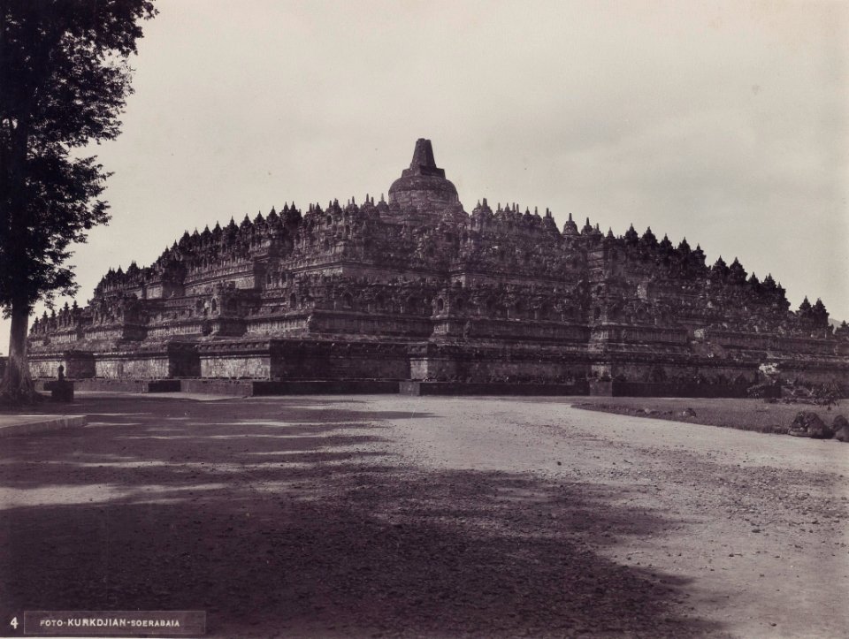 KITLV - 154157 - Kurkdjian, N.V. Photografisch Atelier - Soerabaia-Java - Borobudur in Magelang - circa 1915