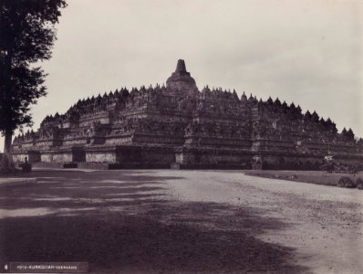 KITLV - 154157 - Kurkdjian, N.V. Photografisch Atelier - Soerabaia-Java - Borobudur in Magelang - circa 1915 photo