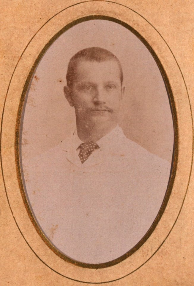 KITLV - 154432 - Stafhell & Kleingrothe - Sumatra's O.K. - Indo-European man on the east coast of Sumatra - circa 1890