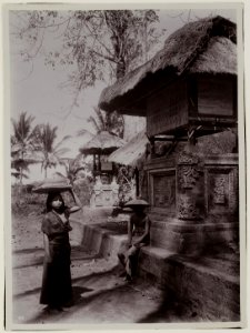 KITLV - 28632 - Kurkdjian, N.V. Photografisch Atelier O. - Soerabaja - Balinese girl and boy at a temple - circa 1912